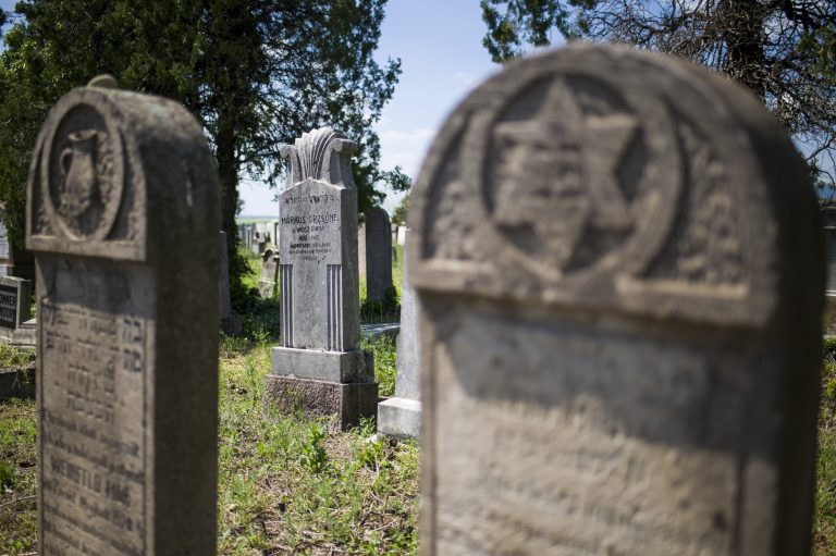 13 éves fiúk rongáltak a budakeszi zsidó temetőben