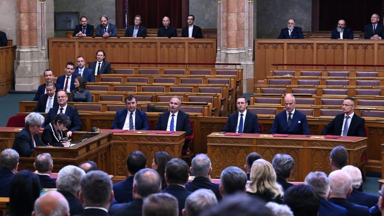 Újra összeül a parlament, jönnek az azonnali kérdések és válaszok