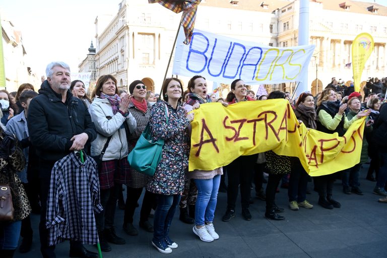 Az LMP azt állítja, több mint kétezer pedagógus hiányzik az oktatási rendszerből