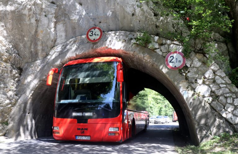 Alagútba szorult egy turistabusz Lillafüreden, ketten megsérültek