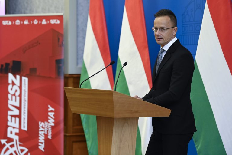 Szijjártó Péter: Niedermüller Péter véleménye ízléstelen és szégyenteljes