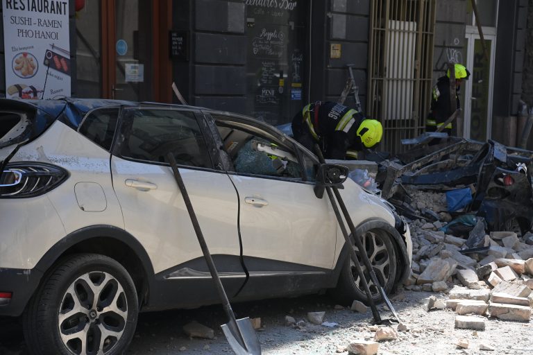 Helyszíni fotók a budapesti Ó utcában leomlott tetőszerkezetről – négy ember megsérült