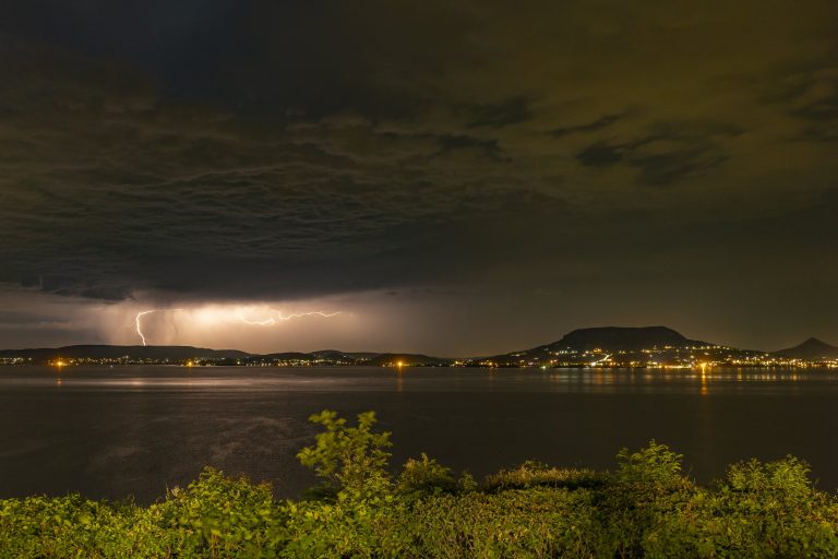 A Balatonban eltűnt fiú nevelőapja teljesen összetört