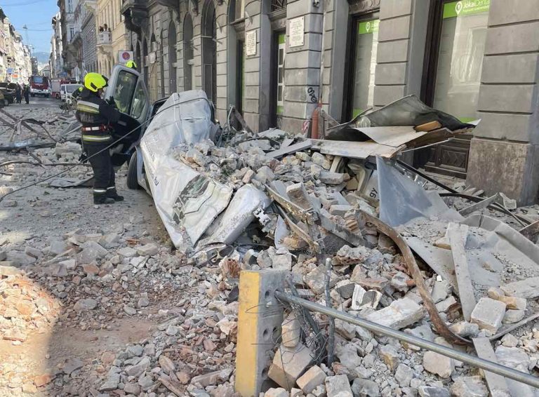 Leomlott egy ház teteje Budapesten, a környéken parkoló autók megrongálódtak, négyen megsérültek (képek)