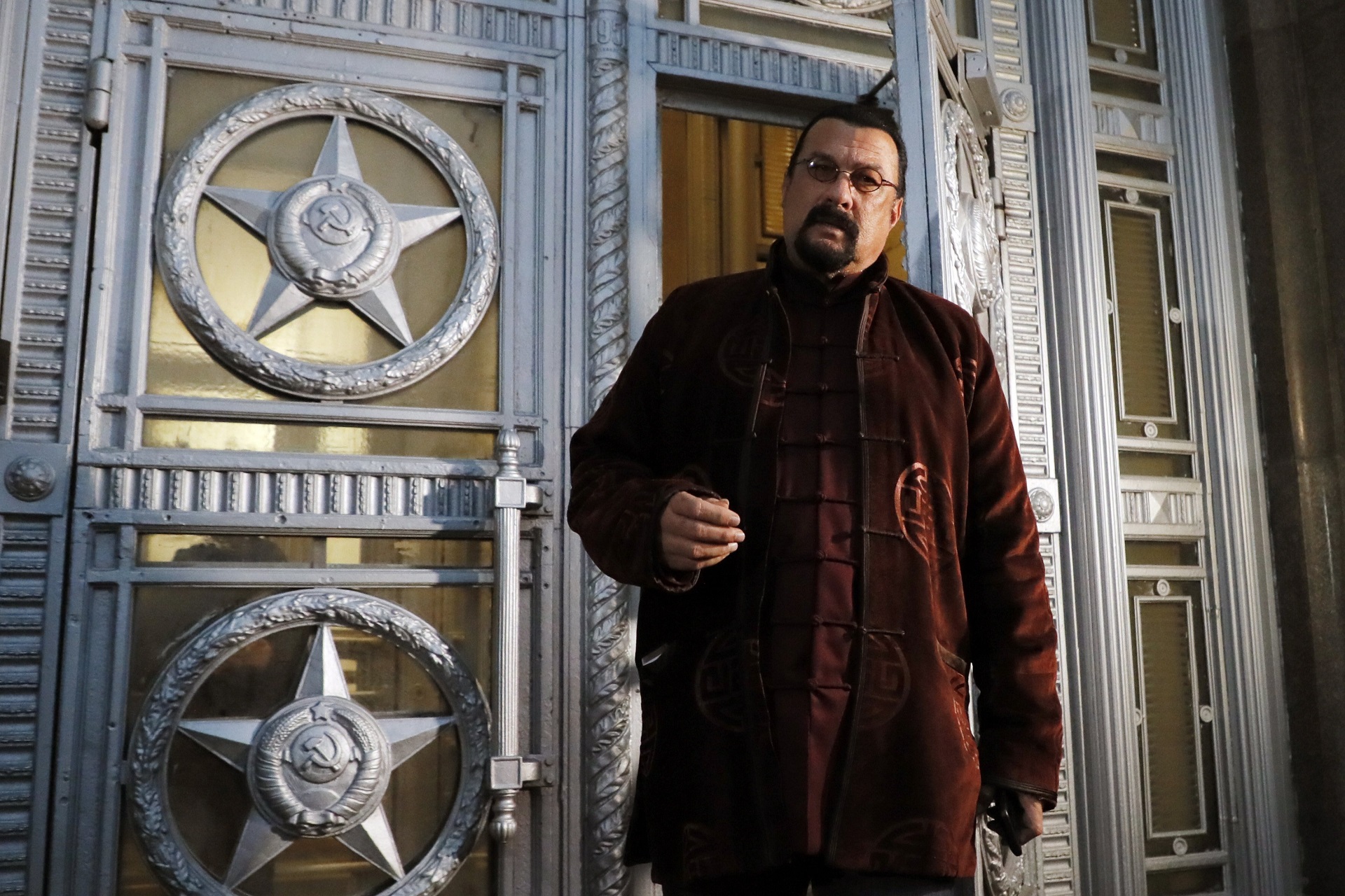 Mindenki nyugodjon meg, a háború nem veszélyezteti Steven Seagal különmegbízotti pozícióját