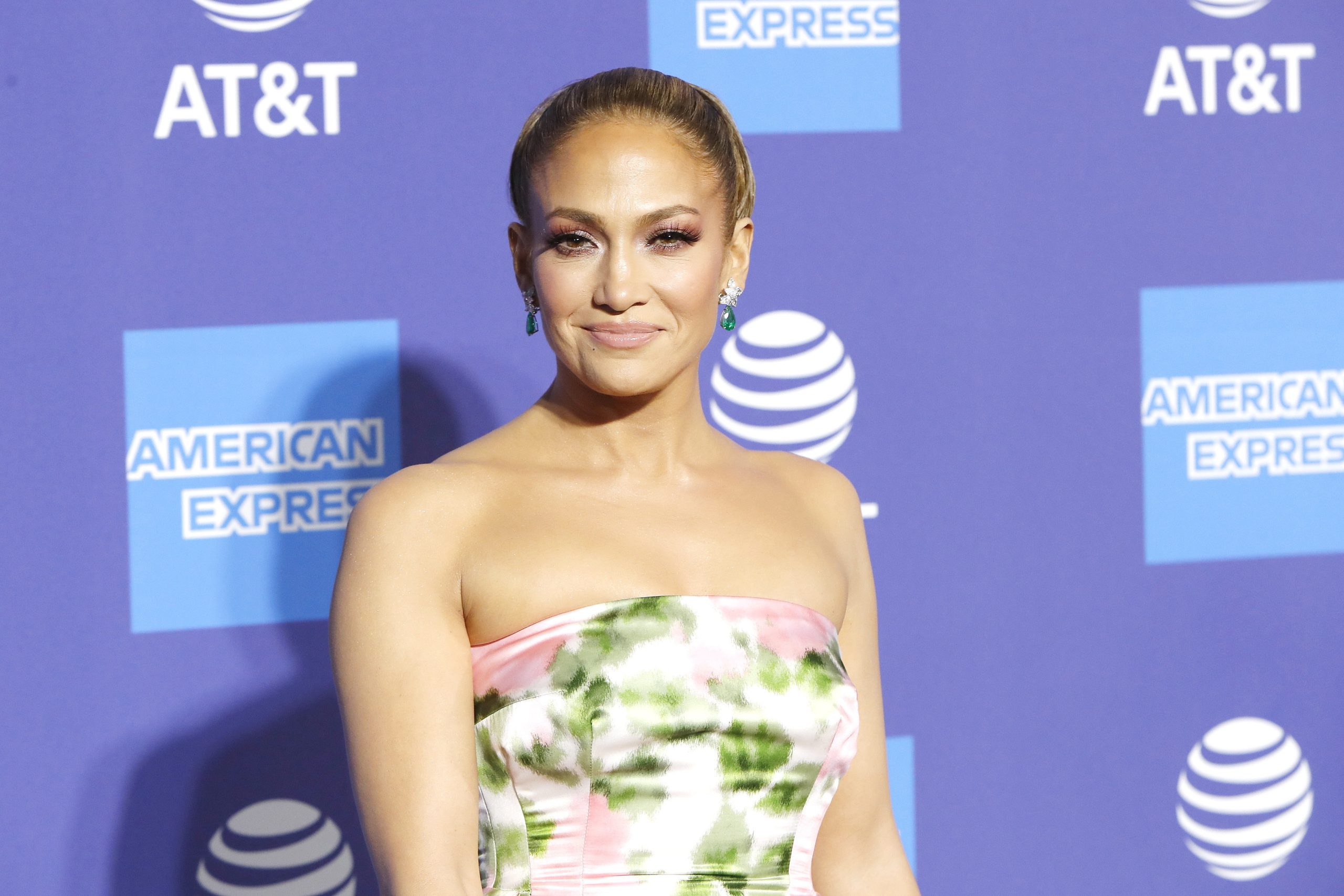 Jennifer Lopez mély dekoltázsa megadta a hangulatot