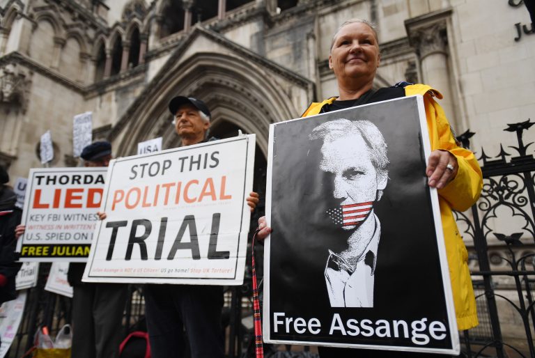 Kína: a Julian Assange-ügy tökéletesen példázza az USA és az Egyesült Királyság képmutatását a sajtószabadság kapcsán