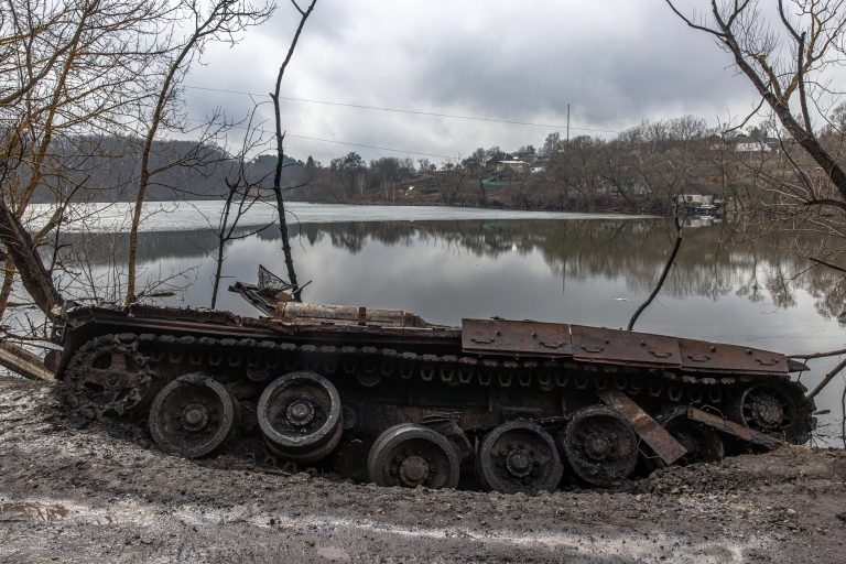 Ilyen, amikor az ukránok drónról dobálnak bombákat az oroszokra, esélyük sem volt (videó)