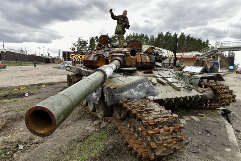 Videón egy hatalmas tűzharc Ukrajnából, miközben gránátot dobnak egy orosz T-80BV tank fülkéjébe