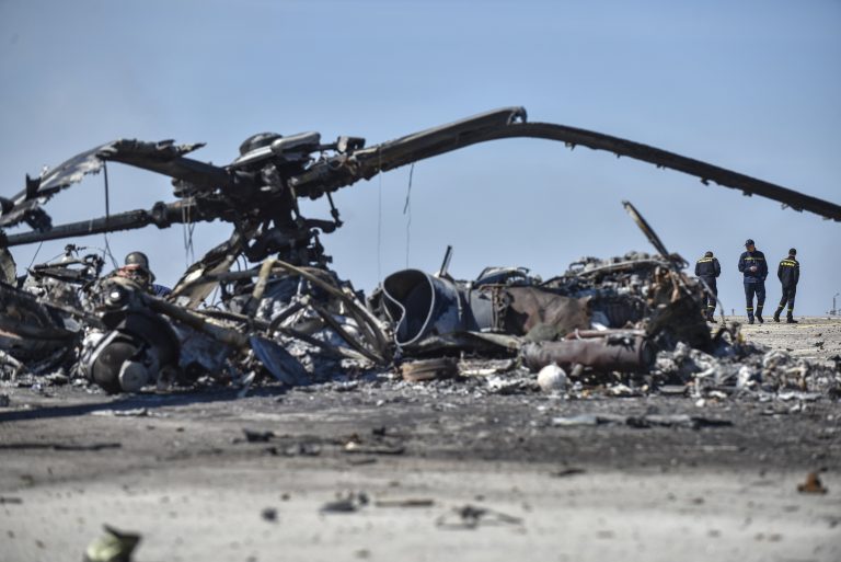 Őrületes és hajmeresztő orosz helikopteres manővert vettek videóra Ukrajnában, alig pár méteres távolságból