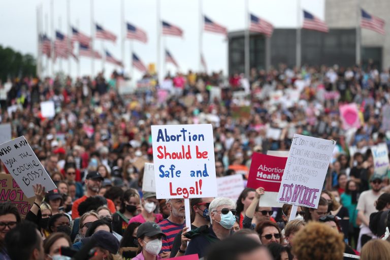 Az USA-ban érvénytelenítették a Roe kontra Wade szövetségi abortusztörvényt