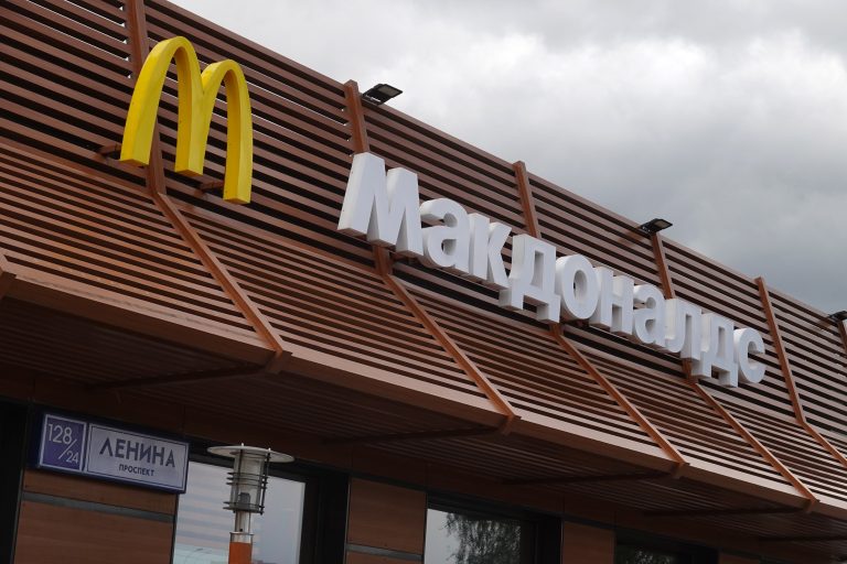 Hatalmas sorokban várták az oroszok a vicces nevű új McDonald’s-t