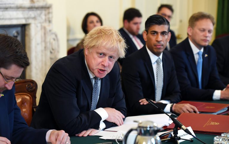 Hivatalos: Boris Johnson megúszta, maradhat a helyén