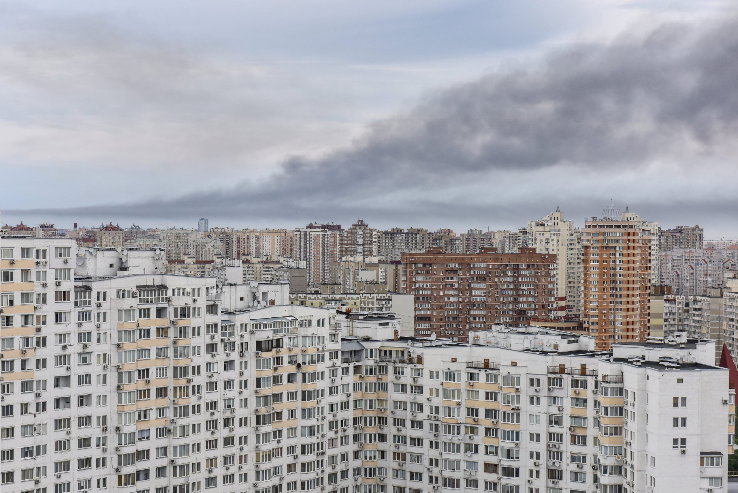 Félelmetes és hidegrázós: két ukrán Szu-25 méterekkel húz el a házak felett (videó)