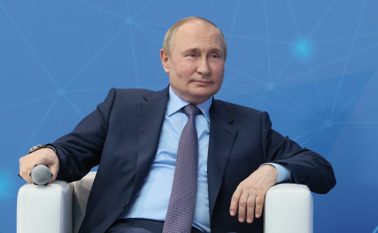 Kiszivárgott e-mailek szerint hatalmas vagyon köthető Putyin nevéhez