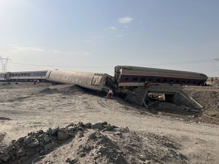 Legalább 17-en meghaltak, miután egy vonat kisiklott Iránban
