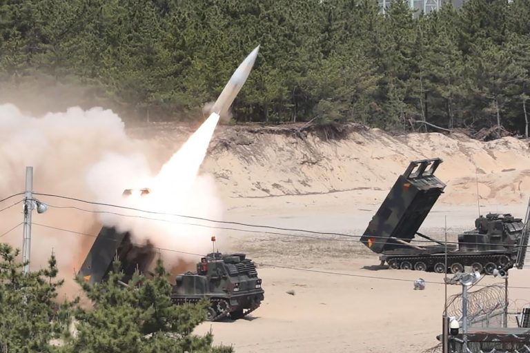 Észak-Korea nem bír magával, 8 ballisztikus rakétát lőtt ki vasárnap