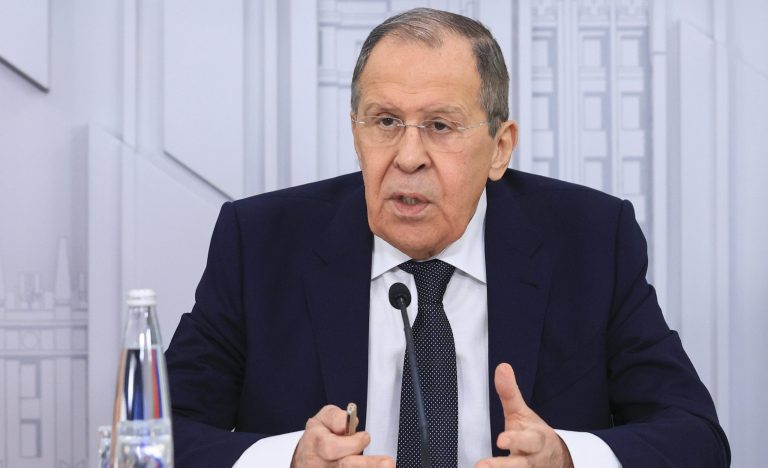 Lavrov: Oroszország kész biztosítani az ukrán kikötőket elhagyó hajók biztonságát