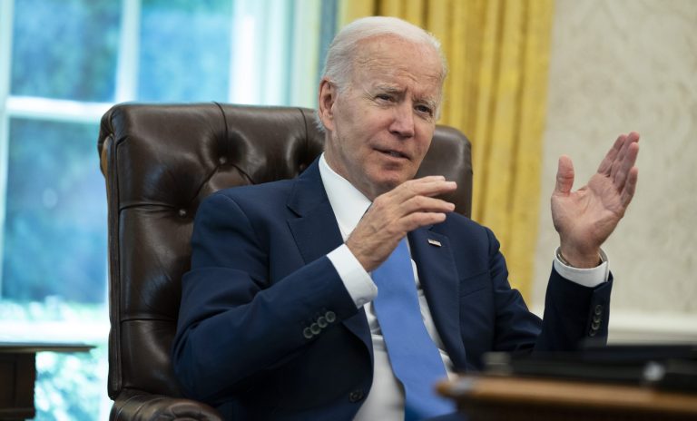 Súgókártyát kapott Biden, arra is figyelmeztetik, hogy üljön le