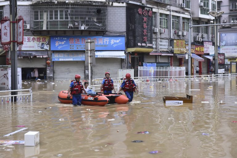 Rekordméretű áradások fenyegetik Dél-Kínát, több százezer főt evakuáltak