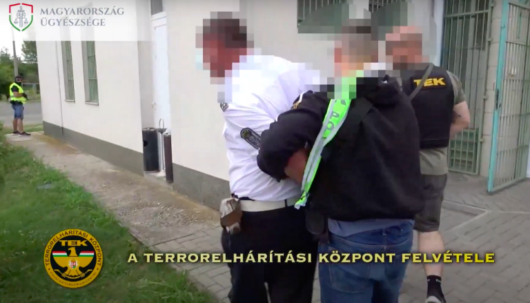 Bács-Kiskun megyei autópálya-rendőrök fogadtak el vesztegetési pénzt, elkapta őket a TEK (videó)
