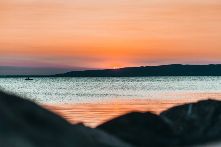 Tragédia a Balatonon, elmerült egy 17 és egy 18 éves fiú, keresik a holttesteket