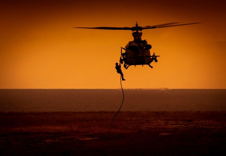 Lávamezőre zuhant egy helikopter Hawaii szigetén