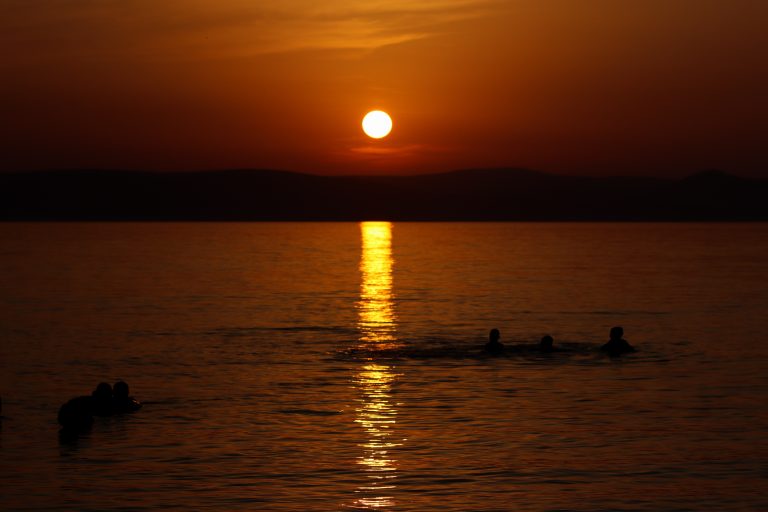 A DK kiszámolta, mennyibe kerül egy hét a Balatonon a magyar családok számára