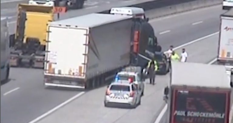 Így halt majdnem szörnyet egy motoros az M0-son egy kamion alatt (videó)