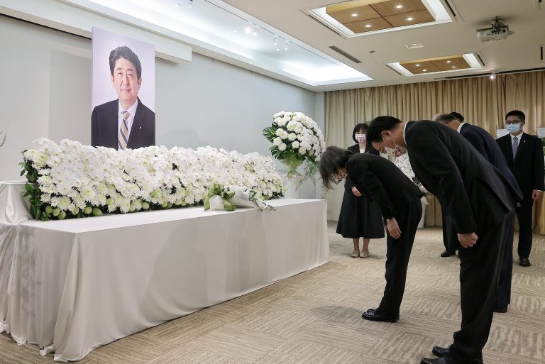 50 éve nem volt erre példa: Tajvan alelnöke Japánba utazott, hogy lerója tiszteletét Abe Sinzó előtt