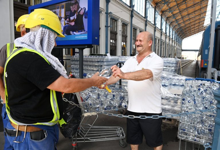 Szerdától vizet osztanak a nagyobb forgalmú vasútállomásokon és a buszpályaudvarokon a hőség miatt