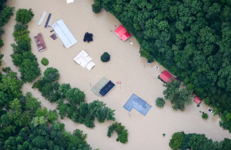 26-ra emelkedett a Kentucky államot sújtó áradások halálos áldozatainak száma (fotó, videó)