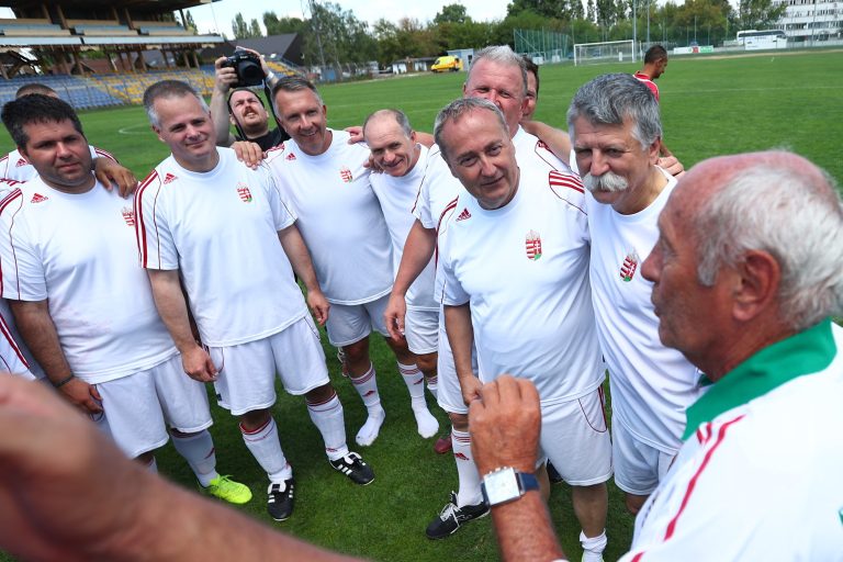 Pályára lépett Kövér László, így csavarja a labdát (fotók)