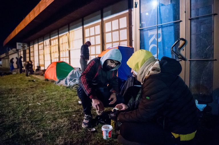 85 migránst fogtak el Szerbiában, nagy mennyiségű fegyvert foglaltak le tőlük