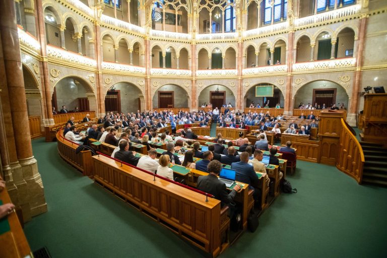 Megemelték a keretet, többet autózhatnak a képviselők