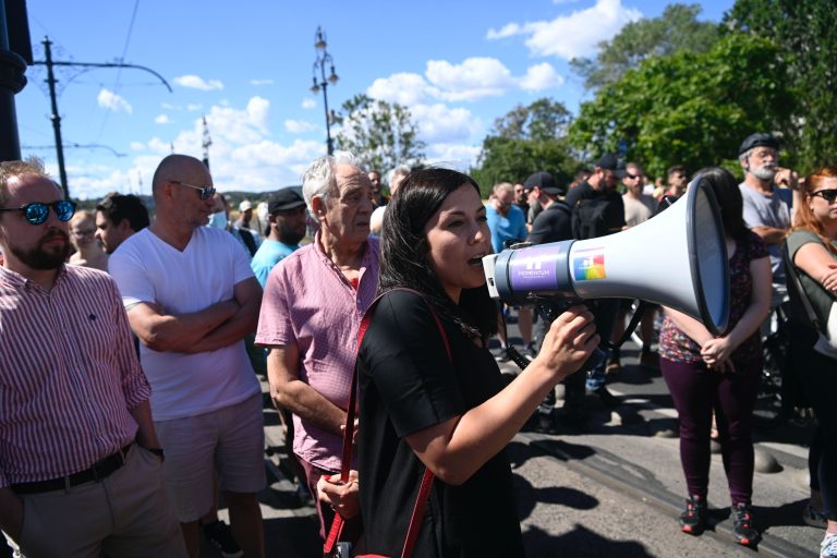 Folytatódik a tüntetés az új kata-törvény ellen, a Momentum szervezi