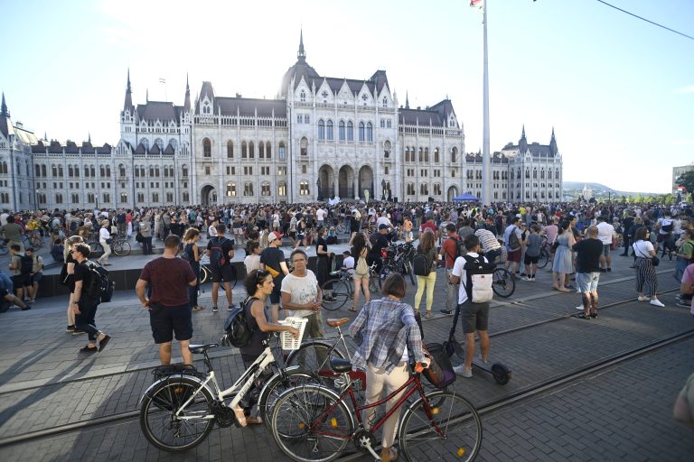 Kata-tüntetés: egy férfi ledobott egy kukát az Erzsébet hídról, ami egy rendőrautón landolt