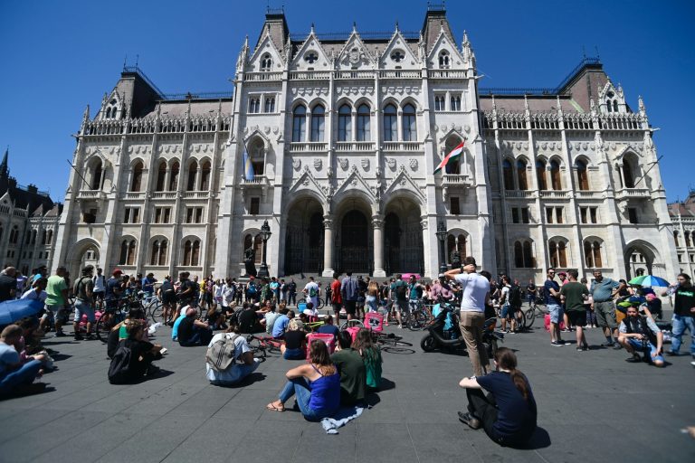 Levelet vinnének a futárok Orbán Viktornak, ezek a követelések