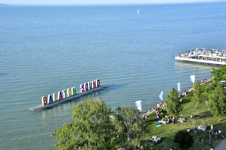 Gelencsér Timi forró bikinis fotója a Balaton Soundról