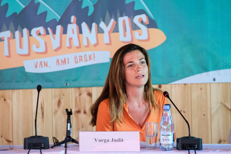 Varga Judit is Fidesz-fröccsöt iszik, 2/3-1/3 arányban