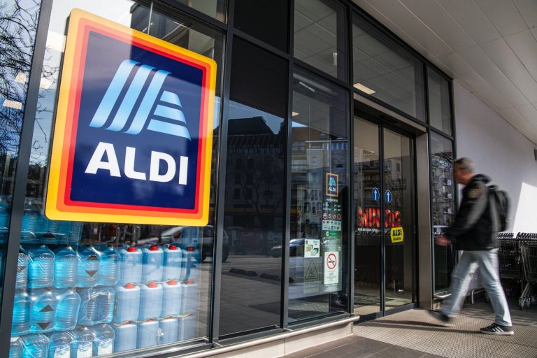 Új áruházat nyitott az Aldi Szegeden, egymás kosarából szedték ki a vásárlók a ventilátorokat