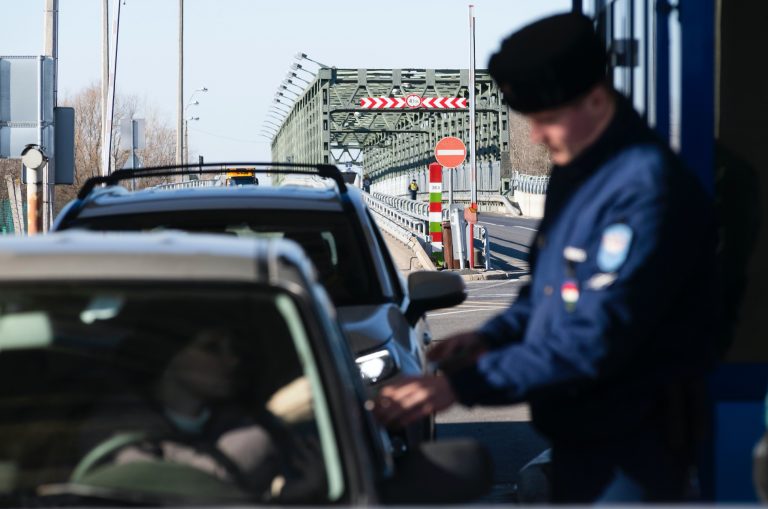 Emberölés miatt körözött férfit fogtak Röszkénél