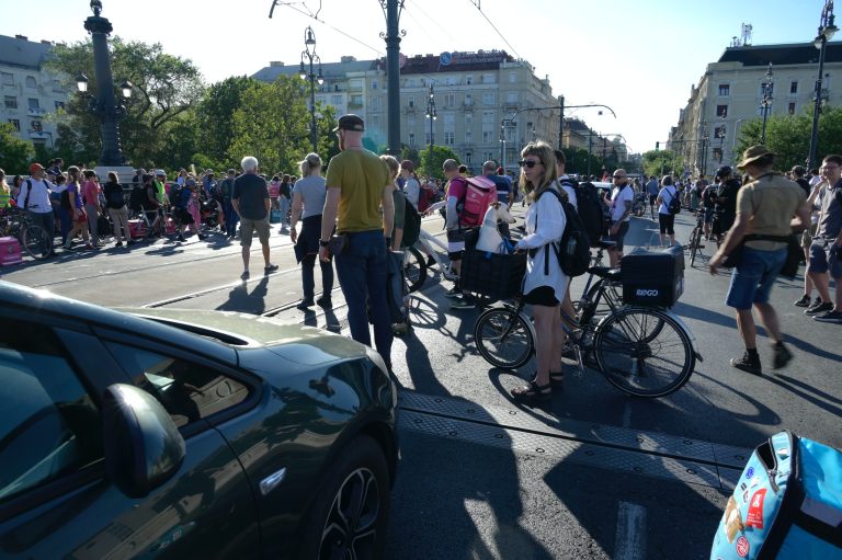 Ez sokba kerülhet a Momentumnak, festék spray-vel akcióztak a Sándor Palotánál