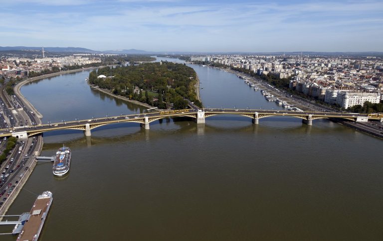 Súlyos autóbaleset Budapesten a Margit hídnál, négyen megsérültek