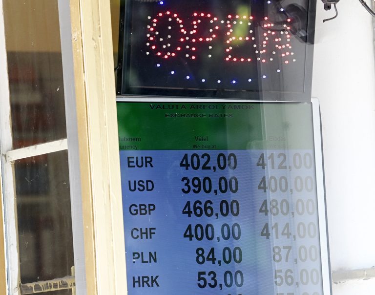 Erősödött a forint csütörtök reggelre, de pezsgőt nem fogunk bontani miatta