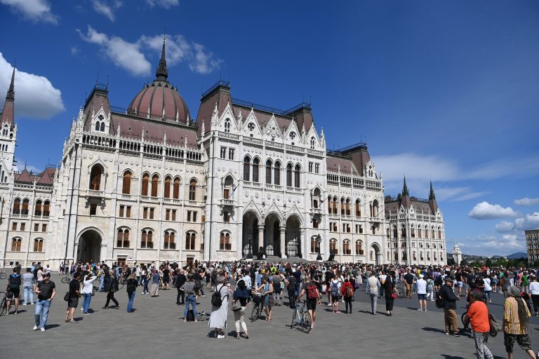 Megbénítanák Budapestet hétfő reggel a kata-módosítások ellen tüntető futárok