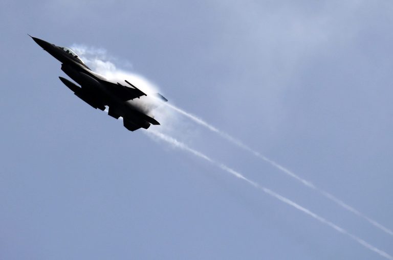 Az USA F-15-ös és F-16-os repülőgépek használatára képezi ki az ukrán pilótákat