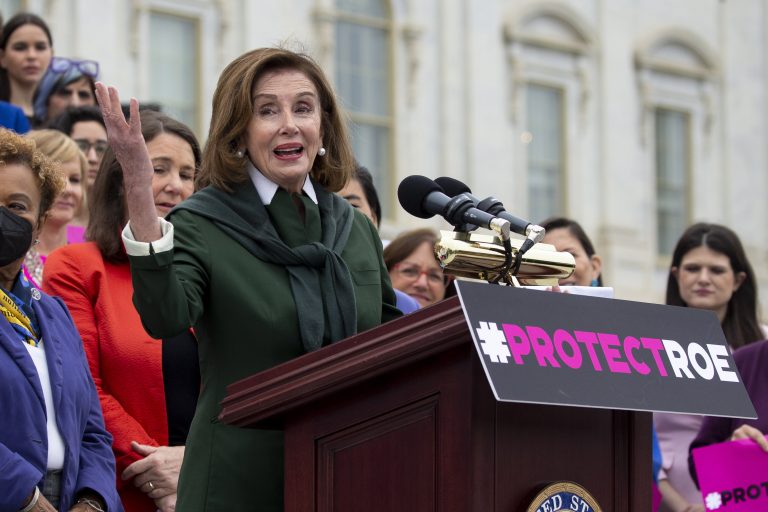 Nancy Pelosi Ázsiába utazott, videón az amerikai haditengerészet repülőinek monumentális kísérete