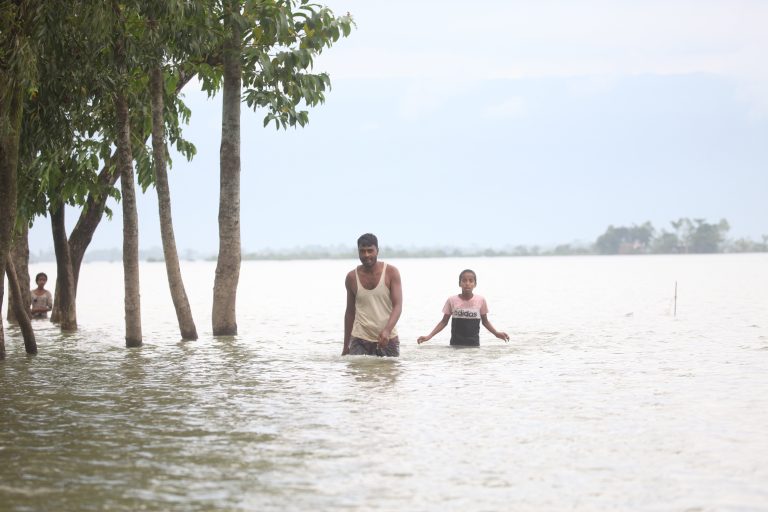 Több mint 100 halálos áldozata van a bangladesi áradásoknak (videók)