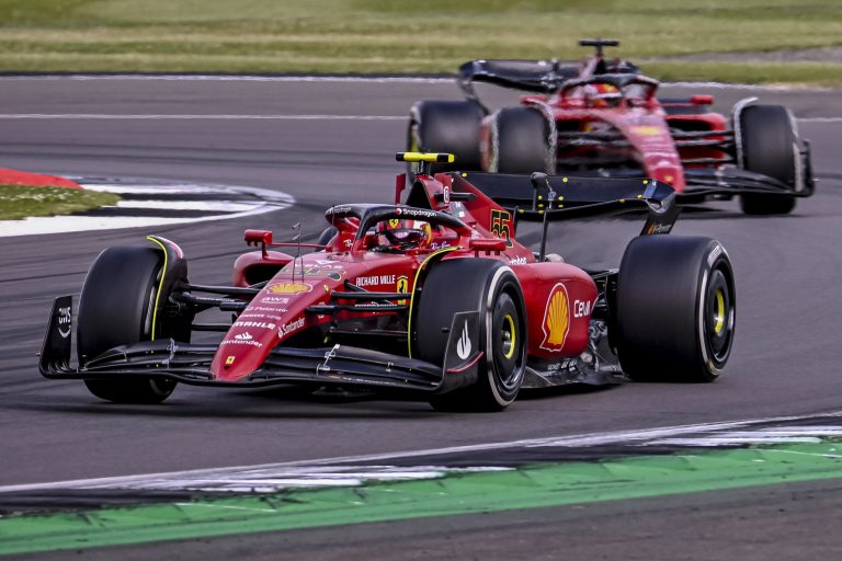 F1 2022: Leclerc nagyon bátor előzése Hamilton ellen a Brit Nagydíjról, centiken múlt (videó)